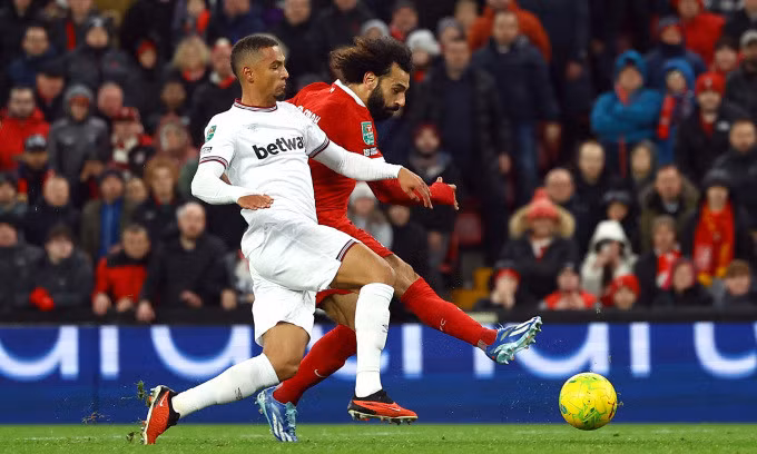 Mohamed Salah (áo đỏ) trong trận Liverpool thắng West Ham 5-1 trên sân Anfield, tứ kết Cup Liên đoàn Anh tối 20/12/2023, Ảnh: Reuters