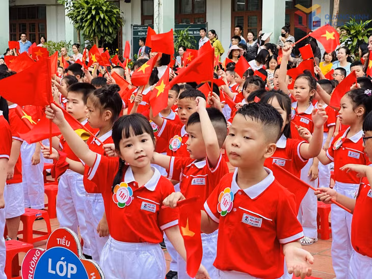Học sinh Trường Tiểu học Hồng Gai hân hoan ngày khai giảng.
