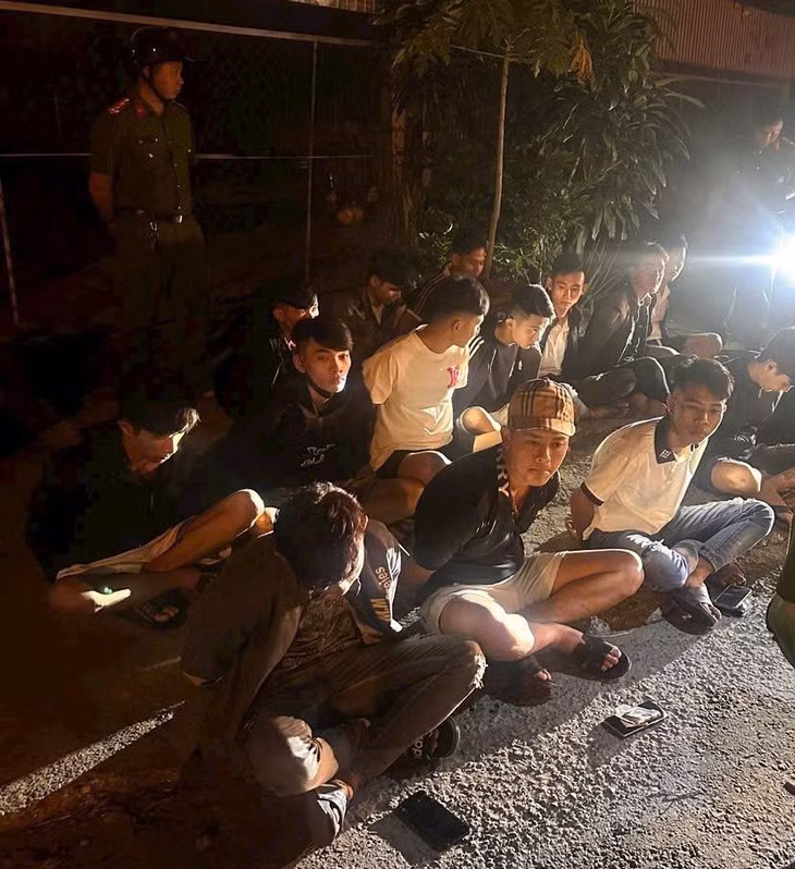 Nhóm thanh niên mang theo nhiều hung khí như mã tấu, dao tự chế... đi trên xe khách bị cảnh sát ngăn chặn kịp thời - Ảnh: CACC
