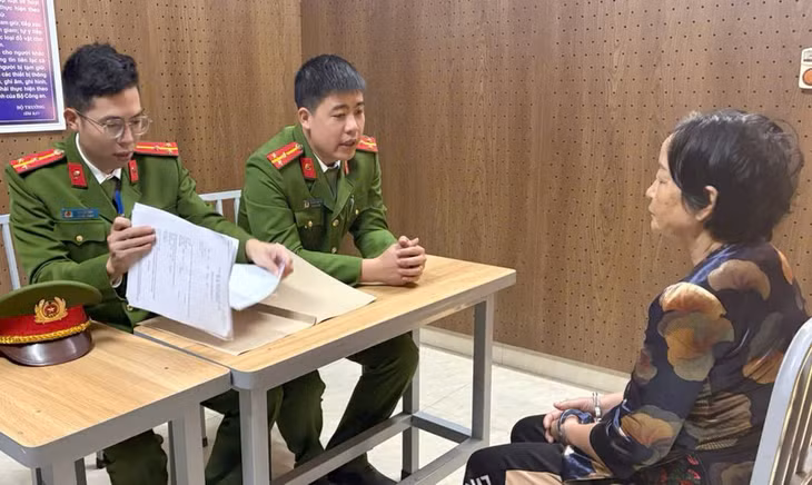 Nguyễn Thị Thu và mẹ là Trần Thị Thập tại cơ quan điều tra. Ảnh: Công an Thanh Hóa