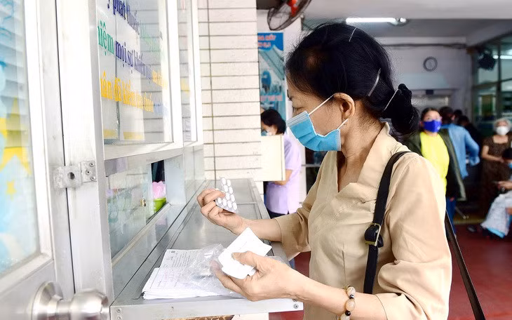 Người bệnh lĩnh thuốc sau khi khám chữa bệnh - Ảnh minh họa: DUYÊN PHAN
