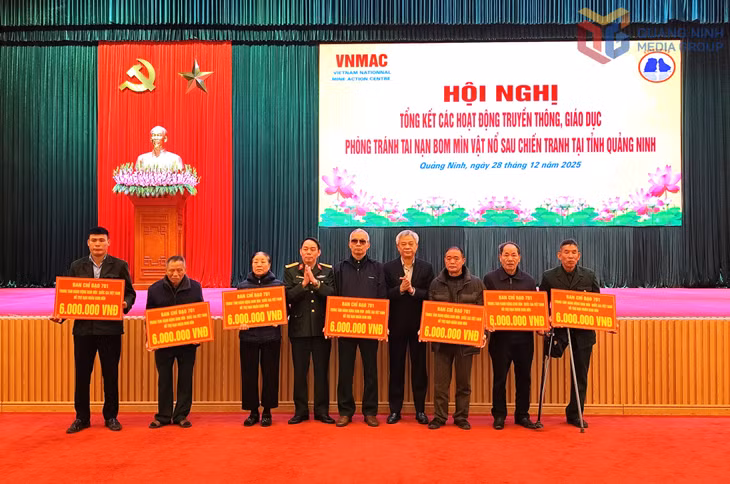 Đại diện Bộ CHQS tỉnh và Trung tâm Hành động bom mìn quốc gia Việt Nam trao quà hỗ trợ cho 10 nạn nhân bom mìn có hoàn cảnh khó khăn.