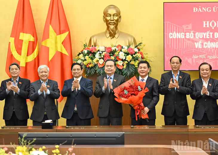 Các đồng chí lãnh đạo Đảng, Nhà nước chúc mừng đồng chí Nguyễn Hồng Diên. (Ảnh DUY LINH)