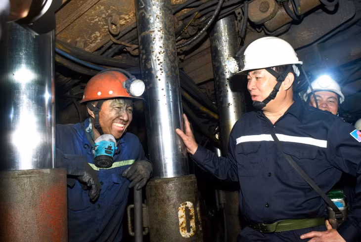 Đồng chí Ngô Hoàng Ngân, Chủ tịch Hội đồng thành viên TKV động viên công nhân làm việc trong hầm lò.