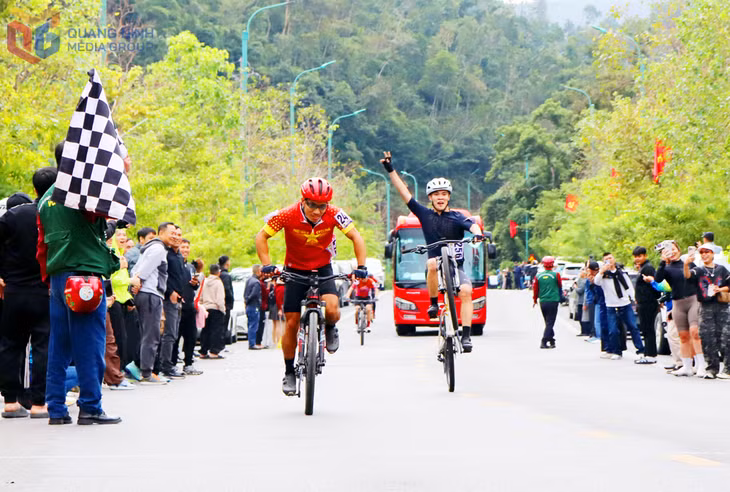Các vận động viên ăn mừng khi về đích.