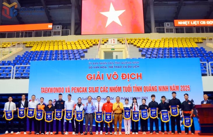 Ban Tổ chức trao cờ lưu niệm chào mừng các đoàn về tham dự giải.