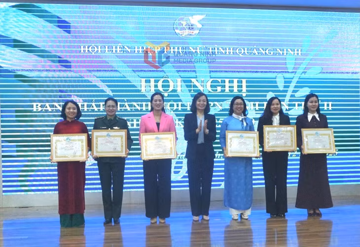 Các tập thể có thành tích xuất sắc nhận bằng khen của Trung ương Hội LHPN Việt Nam.