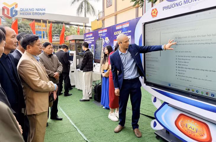 Nhờ có trợ lý ảo AI, người dân dễ dàng hiểu rõ các quy trình, hồ sơ... khi đến giải quyết thủ tục hành chính tại phường Mông Dương. Ảnh: Cao Quỳnh