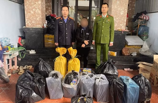 Đối tượng (giữa ảnh) bị bắt giữ cùng số tang vật pháo lậu. Ảnh: Viện kiểm sát nhân dân khu vực 5