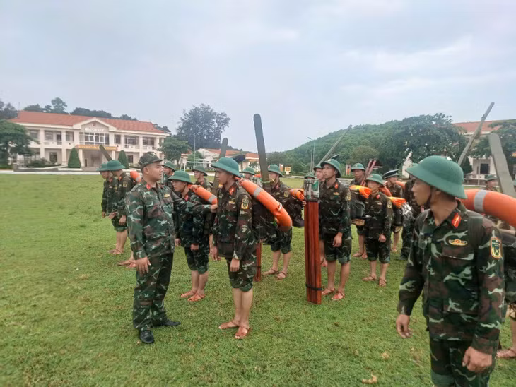 Đại úy Đinh Trọng Nam trong một buổi huấn luyện chiến đấu của đơn vị.