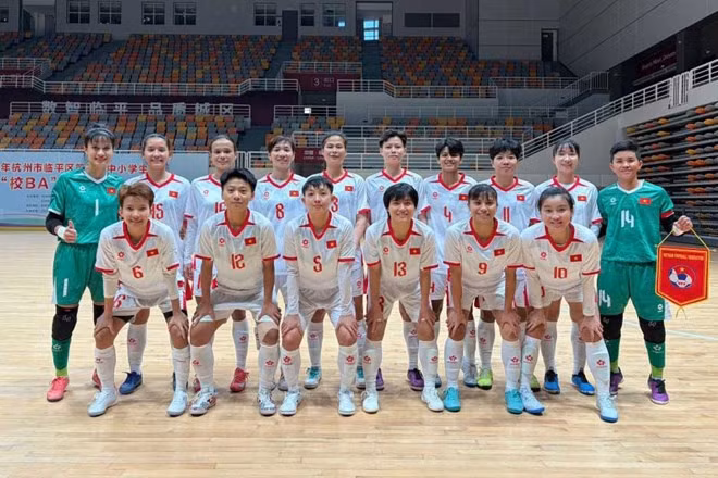 Tuyển futsal nữ Việt Nam có trận giao hữu đầu tiên trong chuyến tập huấn tại Trung Quốc. Ảnh: VFF