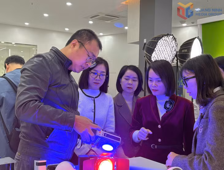 Đoàn công tác thăm công ty công nghệ mới sản xuất thiết bị truyền thông tại Quế Lâm, Quảng Tây, Trung Quốc...