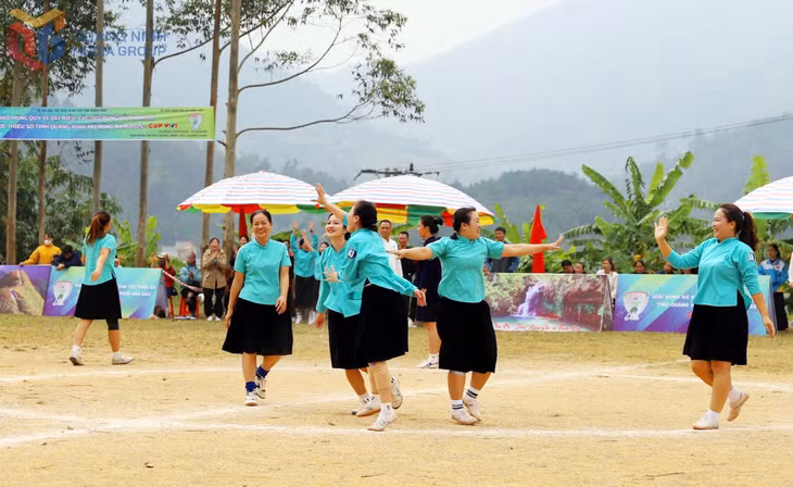 Các cô gái đội Bình Liêu vui mừng với chiến thắng, giành vé vào Bán kết.