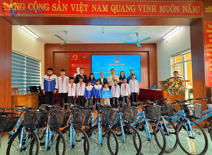 Đoàn Thanh niên UBND tỉnh trao tặng 10 xe đạp cho học sinh trường Tiểu học, THCS Cái Chiên.