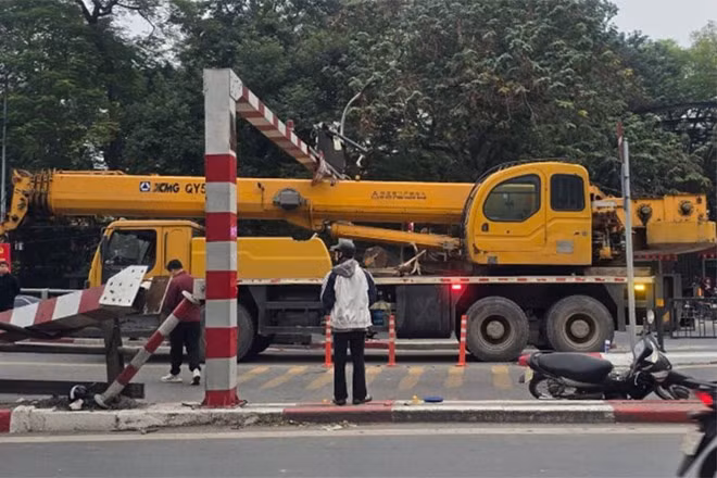 Hiện trường vụ xe cẩu đâm đổ thanh giới hạn chiều cao cầu vượt Thái Hà. Ảnh: Lê Hiệu