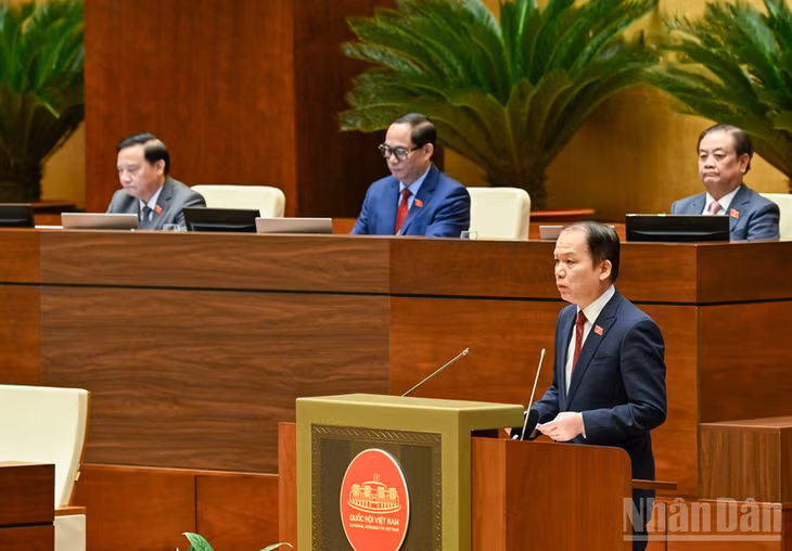 Ủy viên Ủy ban Thường vụ Quốc hội, Chủ nhiệm Ủy ban Pháp luật và Tư pháp của Quốc hội Hoàng Thanh Tùng trình bày báo cáo. (Ảnh: DUY LINH)