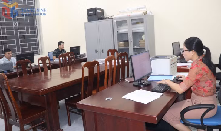 Công chức Phòng Kinh tế - Hạ tầng và Đô thị phường Phong Cốc trong giờ làm việc.