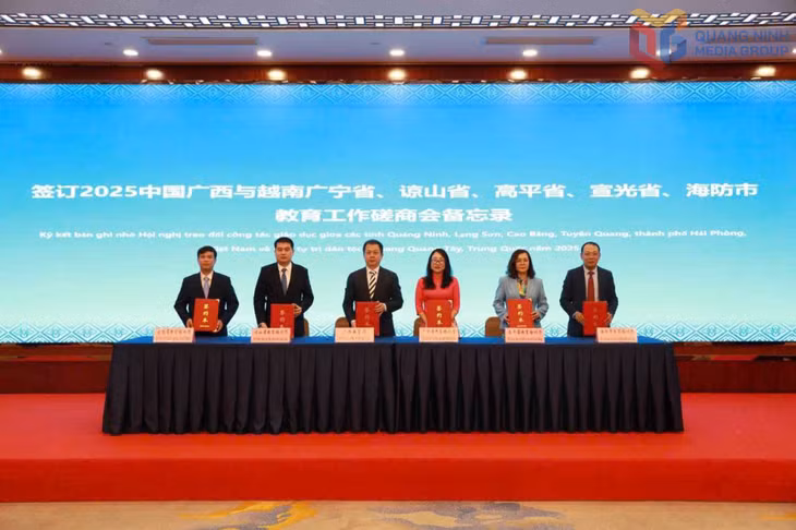 Đại diện lãnh đạo Sở GD&amp;ĐT các tỉnh/thành phố: Quảng Ninh, Lạng Sơn, Cao Bằng, Tuyên Quang, Hải Phòng (Việt Nam) với Khu tự trị dân tộc Choang Quảng Tây (Trung Quốc) ký bản ghi nhớ trao đổi công tác giáo dục (tháng 11/2025). Ảnh: Sở GD&amp;ĐT cung cấp