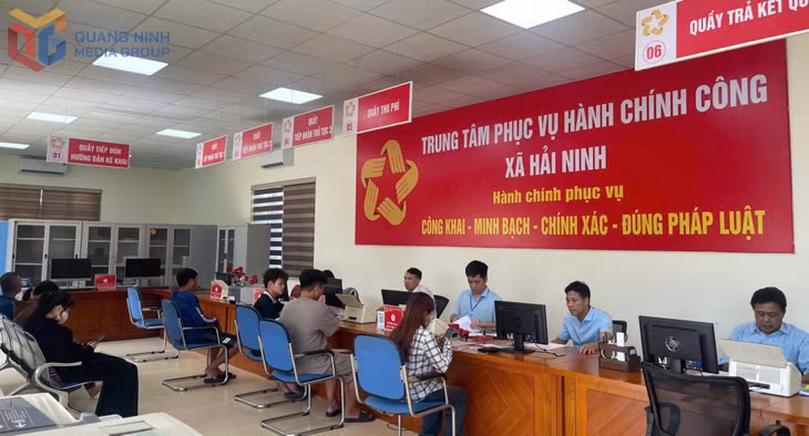 Giải quyết thủ tục hành chính tại Trung tâm Phục vụ hành chính công xã Hải Ninh. Ảnh Hữu Việt