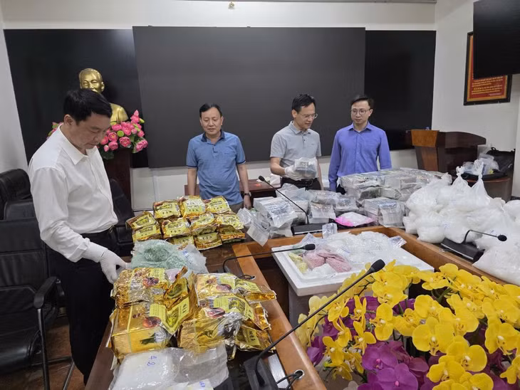 Lãnh đạo Ban Chuyên án kiểm tra vật chứng. Ảnh: Công an