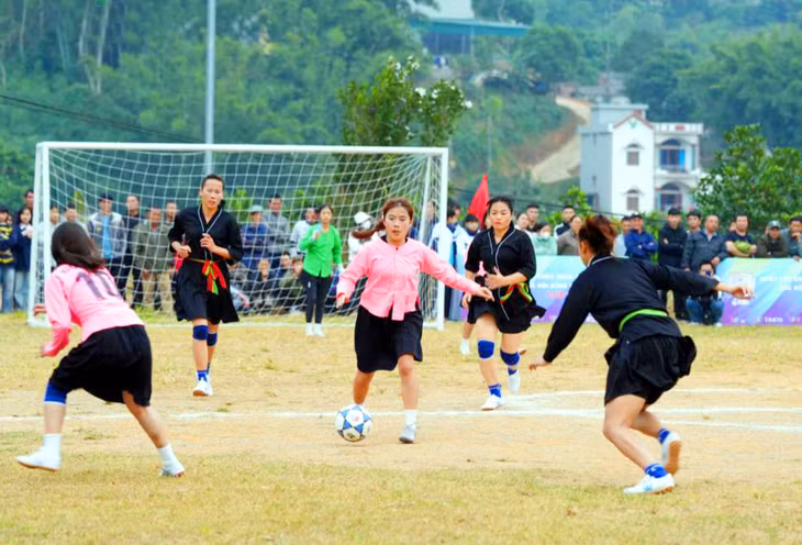 Không chỉ duyên dáng, trên sân, các nữ cầu thủ đều thi đấu rất nhanh nhẹn, mạnh mẽ.
