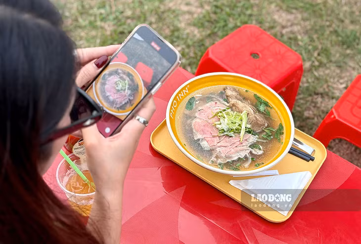 Ẩm thực, văn hóa, truyền thống của Hà Nội có thể được lan tỏa mạnh mẽ qua những nội dung đăng tải trên mạng xã hội. Ảnh: Ý Yên
