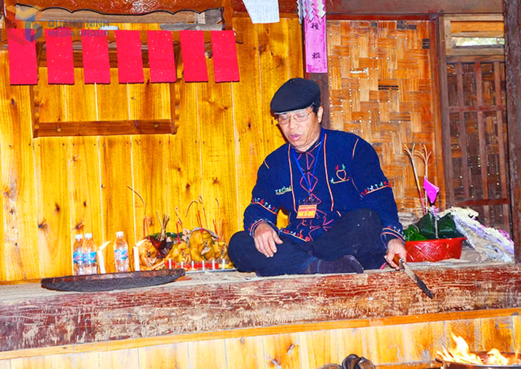 Nhiều nghi lễ quan trọng trong lễ tổng kết cuối năm được Trưởng bản, thầy mo Đặng Văn Thương thực hiện trang nghiêm.