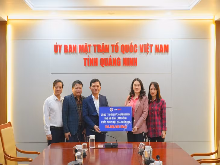Ông Lê Bá Quyến, Phó Giám đốc Công ty làm trưởng đoàn, trao tặng số tiền 100 triệu đồng ủng hộ tỉnh Lâm Đồng tại Ủy ban Mặt trận Tổ quốc Việt Nam tỉnh Quảng Ninh.