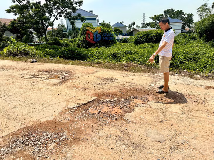 Tuyến đường Vũ Tướng qua khu phố Động Linh (phường Đông Mai) bị xuống cấp nghiêm trọng.