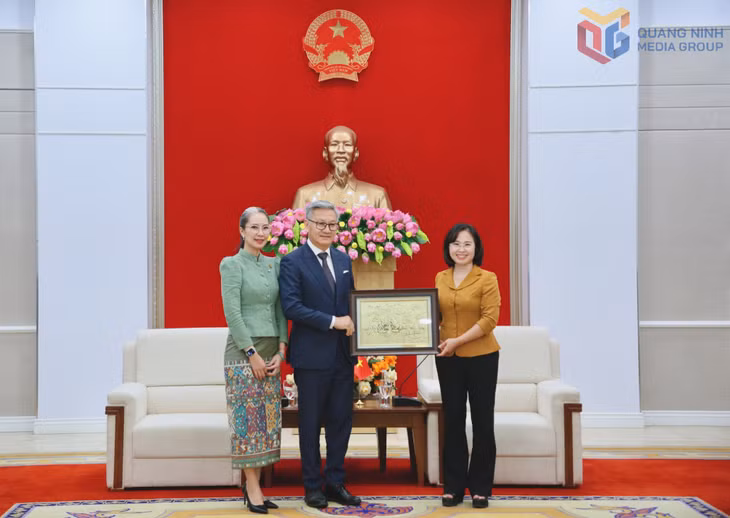 Đồng chí Trịnh Thị Minh Thanh, Phó Bí thư Thường trực Tỉnh ủy, Chủ tịch HĐND tỉnh tặng quà lưu niệm cho Bộ trưởng Ngoại giao Lào Thongsavanh Phomvihane.
