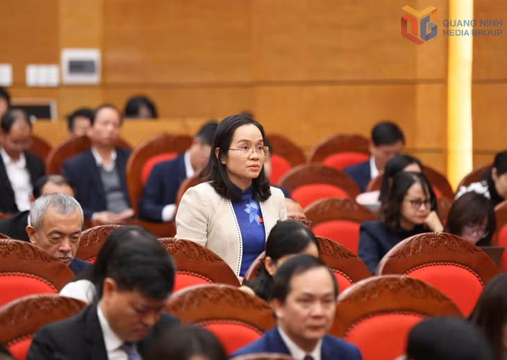 Đại biểu Nguyễn Thị Vân Hà, Phó Trưởng Ban Pháp chế HĐND tỉnh, chất vấn tại kỳ họp.