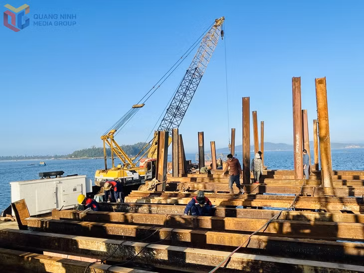 Nhà thầu thi công dự án nâng cấp, mở rộng bến cập tàu khu 1 (đặc khu Cô Tô) tập trung nhân lực, máy móc thi công, phấn đấu hoàn thành dự án vào tháng 4/2026.