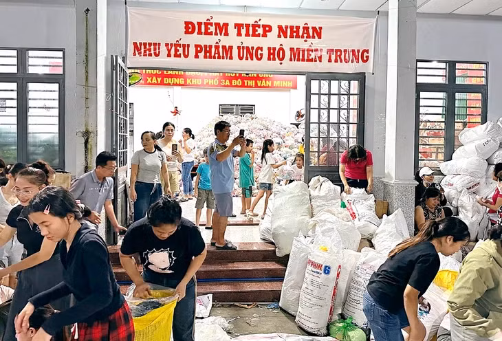Ảnh minh họa người dân Đồng Nai gói bánh chưng, bánh tét, quyên góp nhu yếu phẩm cứu trợ đồng bào bị thiệt hại bởi bão lũ - Ảnh: THANH TÂM