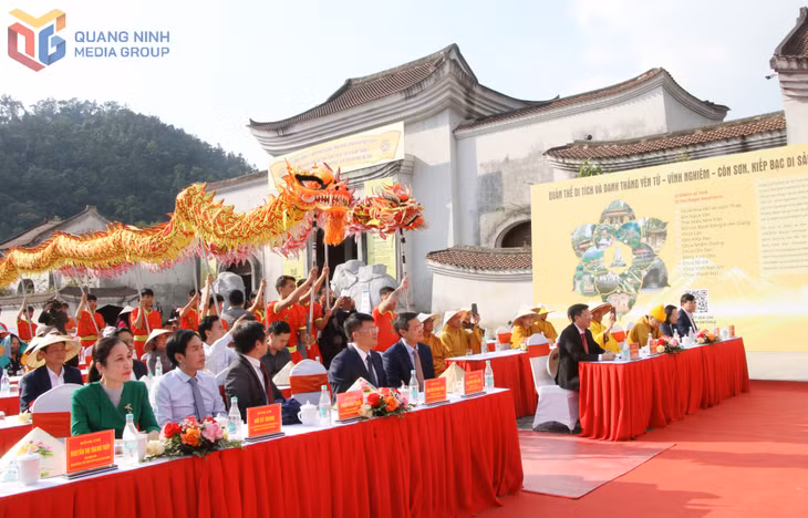 Các đại biểu và đông đảo nhân dân du khách tham dự lễ khai mạc Festival Yên Tử 