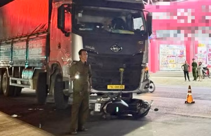 Hiện trường vụ tai nạn giữa xe máy chở 4 người và xe tải khiến 1 người tử vong. Ảnh: Phạm Duy