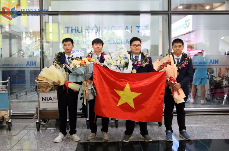 Em Ninh Quang Thắng giành Huy chương Đồng cuộc thi Tin học châu Á - Thái Bình Dương và Huy chương Đồng tại Kỳ thi Olympic Tin học Quốc tế lần thứ 37 (IOI 2025). Ảnh: Minh Hà