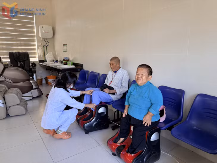 Nhân viên Trung tâm Trợ giúp xã hội Quảng Ninh chăm sóc người cao tuổi thuộc diện bảo trợ xã hội.