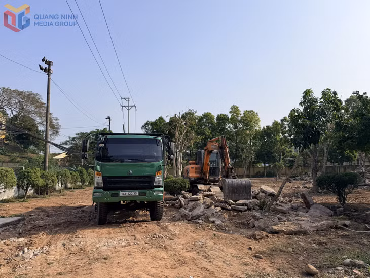 Công trình chỉnh trang, nâng cấp vườn hoa, cây xanh, khu vui chơi và nâng cấp hạ tầng kỹ thuật tại thôn Thống Nhất, xã Tiên Yên được đẩy nhanh tiến độ.