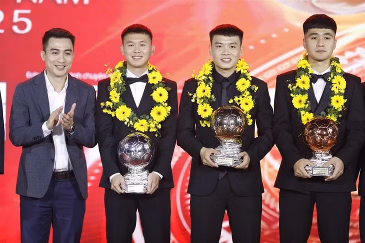 Châu Đoàn Phát (thứ 2 từ phải sang) nhận Quả bóng vàng futsal Việt Nam 2025 - Ảnh: ANH KHOA