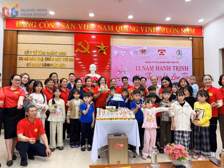 Các em tại Trung tâm trợ giúp xã hội tỉnh được tổ chức sinh nhật ấm áp.