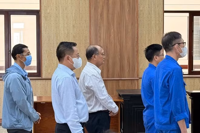 Cựu Giám đốc Sở Y tế tỉnh Bà Rịa - Vũng Tàu trước đây (giữa) bị tuyên phạt 5 năm tù vì thiếu trách nhiệm gây thiệt hại hơn 12 tỉ đồng. Ảnh: Thành An