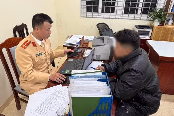 CSGT làm việc với đối tượng điều khiển xe BKS 29BG-050xx để làm rõ các đối tượng bỏ chạy. Ảnh: CACC.