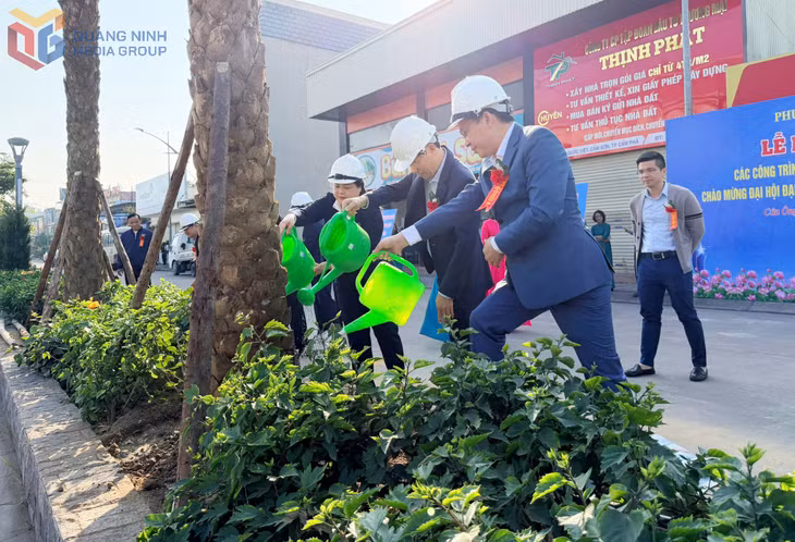 Các đại biểu tham gia trồng cây tại tuyến đường sẽ được nâng cấp, cải tạo.