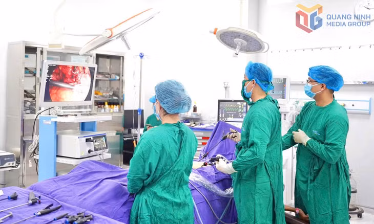 Y, bác sĩ Bệnh viện Đa khoa Quốc tế Hà Nội - Quảng Ninh thực hiện ca mổ cấp cứu nội soi khâu lỗ thủng dạ dày cho người bệnh.