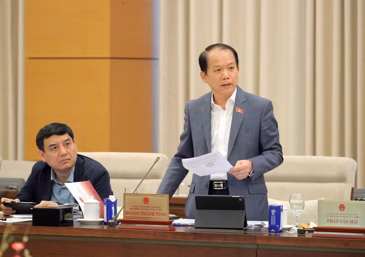 Chủ nhiệm Ủy ban Pháp luật và Tư pháp Hoàng Thanh Tùng trình bày báo cáo thẩm tra. (Ảnh: DUY LINH)