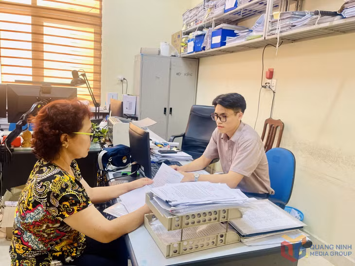 Cán bộ Phòng Kinh tế, Hạ tầng và Đô thị phường Bãi Cháy hướng dẫn người dân nộp thủ tục để số hóa hồ sơ giấy tờ đất.