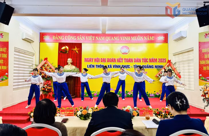 Người dân xã Vĩnh Thực biểu diễn văn nghệ tại Ngày hội đại đoàn kết toàn dân tộc năm 2025.
