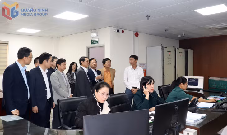 Đoan công tac khảo sát tại phòng điều kiển hệ thống sàng tuyển tại Công ty Than Công Sơn