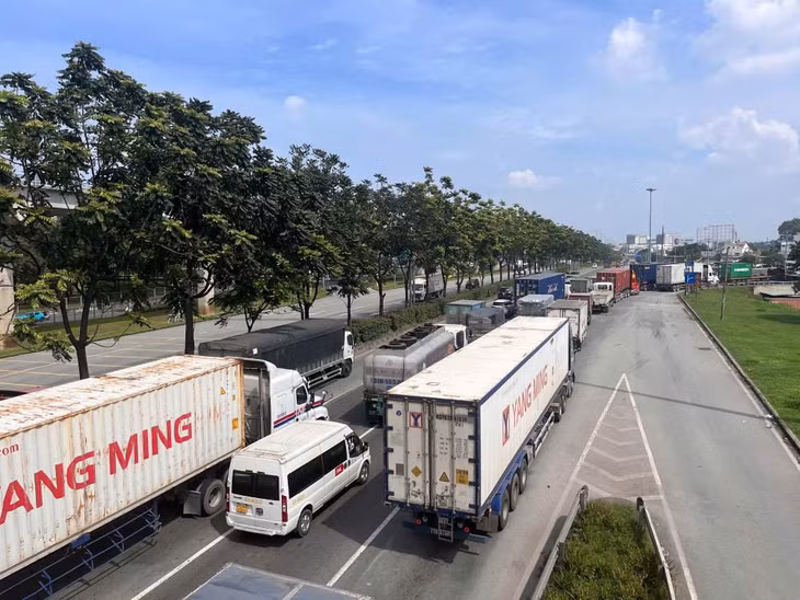 Xe container lật ngang khi lên cầu vượt, xa lộ Hà Nội ùn tắc kéo dài ảnh 3