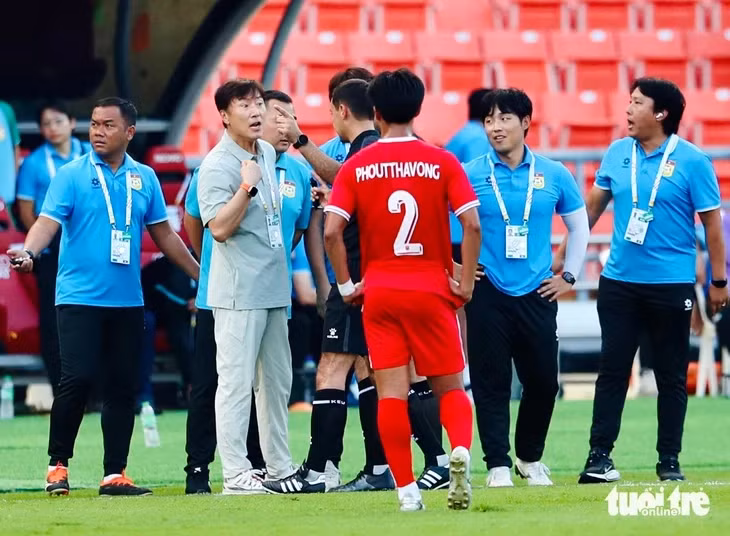 HLV Ha Hyeok Jun phản ứng sau khi trọng tài 'quay xe' công nhận bàn thắng cho U22 Việt Nam